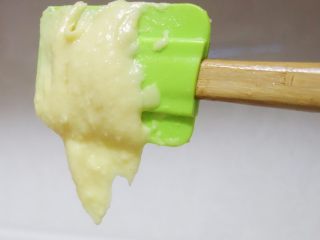 5、青蛙泡芙,	提起刮刀，面糊有光滑的倒三角