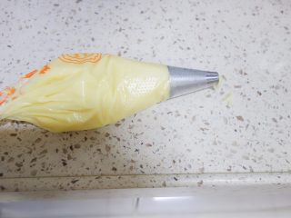 6、青蛙泡芙,	将面糊装入裱花袋，花嘴用的三能的7066