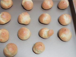 8、青蛙泡芙,烤箱预热210度 烤10分钟，转160度烤10分钟左右微微发黄即可