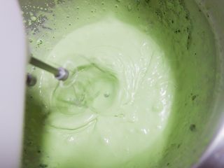 10、青蛙泡芙,	淡奶油+白糖加抹茶酱打至8分发不会流动即可