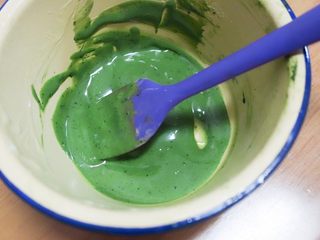 12、青蛙泡芙,抹茶+奶油先打散再加融化的巧克力+奶油混合均匀做成淋面