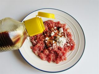 4、自制开胃下饭的沙茶肉末酱,加入生抽、老抽和淀粉