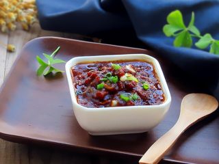 9、自制开胃下饭的沙茶肉末酱,可以装盘了，多余出来的要冷却后放进干燥清洁过的器皿中密封，然后放进冰箱冷藏