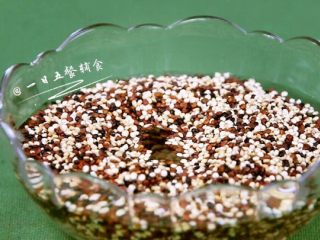 2、藜麦蒸鸡翅,藜麦泡水2小时。可以去除轻微的涩味，2个小时后，可以看到藜麦都长出了小芽。这就是藜麦的胚芽。