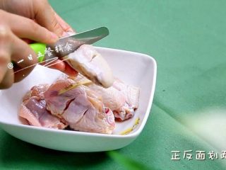 3、藜麦蒸鸡翅,鸡翅洗净沥干水，正反面各划两刀。