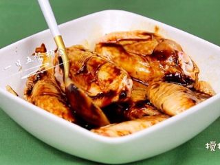 4、藜麦蒸鸡翅,将生抽、甜面酱，料酒、姜丝都放进去，拌匀同样放冰箱腌制2小时。