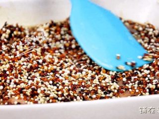 5、藜麦蒸鸡翅,将生抽、甜面酱，料酒、姜丝都放进去，拌匀同样放冰箱腌制2小时。