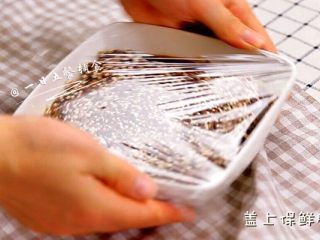 6、藜麦蒸鸡翅,盖一层保鲜膜，上锅后大火烧开，中小火蒸20分钟。