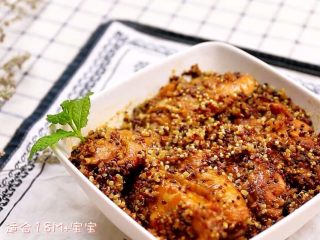 7、藜麦蒸鸡翅, 闻着香香的，吃起来是带着点甜，鸡翅很软烂，12个月的宝宝就可以尝试着吃软烂的鸡腿、鸡翅。