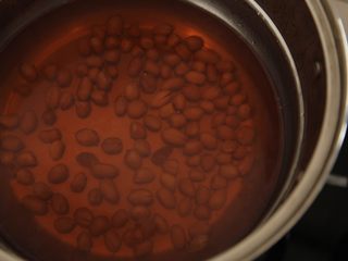 1、滋养补气、高钙润肺的花生牛奶露-带带,锅中烧沸水放入花生，煮10分钟左右关火