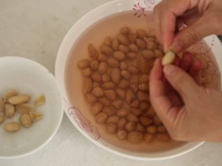 2、滋养补气、高钙润肺的花生牛奶露-带带,将花生的外皮剥掉