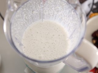 4、滋养补气、高钙润肺的花生牛奶露-带带,打好的浆