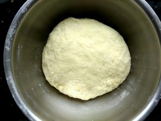 3、炸麻花,揉在一起成光滑的面团