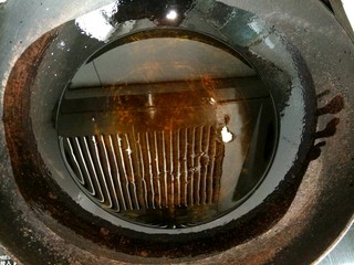 11、炸麻花,锅中放入适量植物油