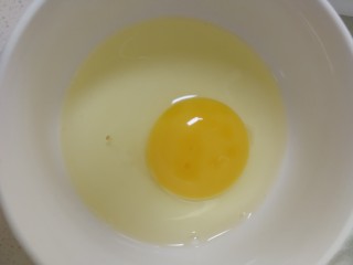 2、猫耳朵,一个鸡蛋大约60g，打散。