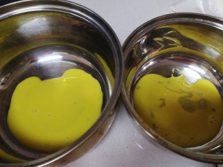 3、猫耳朵,分2等份，分别倒入两个盆里。