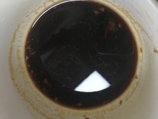 4、猫耳朵,红糖加大约35g的水，微波炉高火50秒融化。