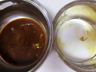 5、猫耳朵,把糖水和牛奶分别倒入两个盆里，搅拌均匀。