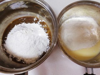 6、猫耳朵,250g的面粉分2等份，分别放入两个盆里。