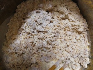 7、猫耳朵,分别用筷子搅拌成絮状。（先白色后深色的）