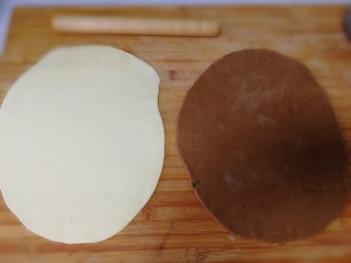 9、猫耳朵,两个面团分别擀成椭圆形面片。