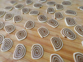 14、猫耳朵,切成薄片。