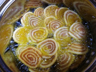 16、猫耳朵,试油温先放一片，面片变大并浮上来即可。逐片放入油锅，小火炸至浮起不断翻动，使其上色均匀，筷子触碰面片有质感变硬即可捞出。