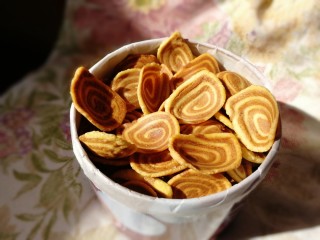 17、猫耳朵,减少了糖的用量，口感微甜，喜欢吃甜可以趁热撒些糖粉。