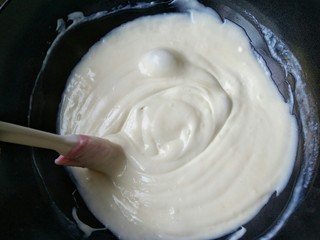 9、论牛奶的各种吃法之――脆皮炸鲜奶,直至锅中的牛奶搅拌变得无颗粒顺滑粘稠状态，划出的纹路不会立刻消失，提拉成缎带状落下即可。