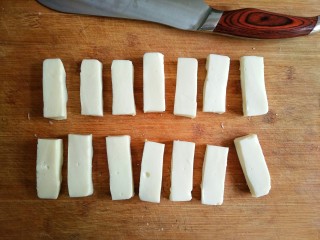 13、论牛奶的各种吃法之――脆皮炸鲜奶,将奶冻切成自己觉得合适的宽窄长条。