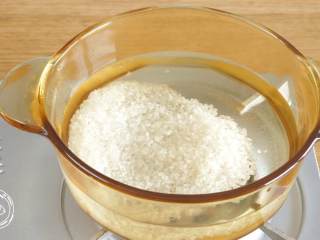 4、牛肉土豆粥8m+,在锅中倒入水，放入大米，搅拌均匀~