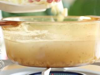 6、牛肉土豆粥8m+,放入土豆块，再次搅拌均匀~