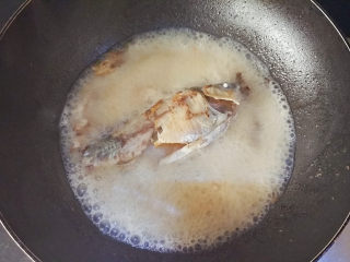 6、麻油鲫鱼浓汤,倒入热开水，开大火熬煮