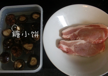 1、豆腐皮香菇肉卷,香菇提前泡发，猪腿肉洗净去皮。香菇和猪肉体积比大约1:1