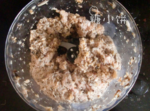 3、豆腐皮香菇肉卷,加1汤匙料酒，加盐调味，加一点点糖和白胡椒粉提鲜。向一个方向搅匀