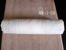 5、豆腐皮香菇肉卷,卷起来。收尾处用一点肉泥粘合
