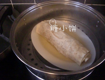 6、豆腐皮香菇肉卷,放在盘子中，表面淋一点香油。上锅蒸半个小时