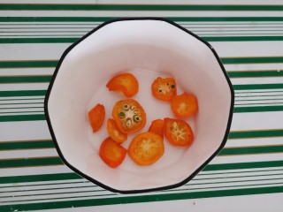 2、红薯圆子,金桔切片状 放入白糖腌渍1个小时  