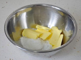 1、玛格丽特小饼 饼干,将白糖、盐、黄油称量后加入盆中。