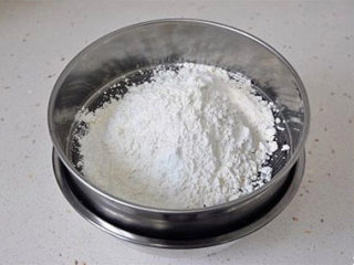 2、玛格丽特小饼 饼干,过筛加入混合好的面粉及玉米淀粉。