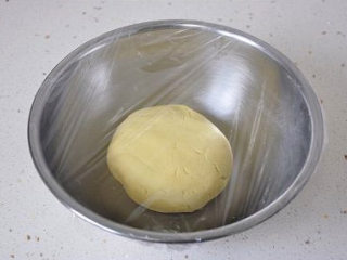 3、玛格丽特小饼 饼干,用保鲜膜将面盆裹严实，放冰箱冷藏1小时左右，这样回头造型时会有很好看的裂纹。