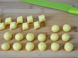 4、玛格丽特小饼 饼干,将面团取出，擀成细条状，再均匀的切成小段。将小面段每个都滚成圆球状。再把小面球整齐的摆放到烤盘中，每个都要留出足够的间距。