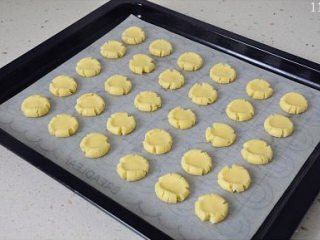 5、玛格丽特小饼 饼干,用拇指轻轻按压小面球，至其成饼状，边缘有开裂即可，也别按压的太薄，要稍有厚度才好。