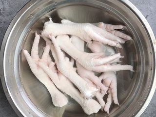 1、酱香鸡爪,主食材准备：8个鸡爪洗净