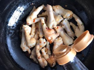 8、酱香鸡爪,鸡爪放进去翻炒均匀，加半勺生抽