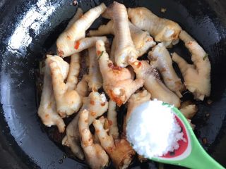 11、酱香鸡爪,小半勺糖（糖可以起到提鲜作用）