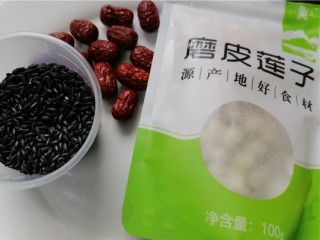 1、红枣黑米粥,准备好所需材料
