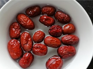 4、红枣黑米粥,红枣泡水清洗干净