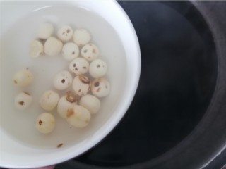 6、红枣黑米粥,煮一会之后将莲子加入一起煮