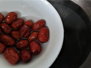 7、红枣黑米粥,再煮一会加入红枣一起煮